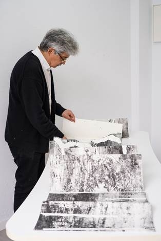 El artista Víctor Ramírez repasa sus bocetos para la exposición